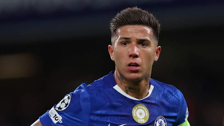 Joueur de football en maillot bleu Chelsea