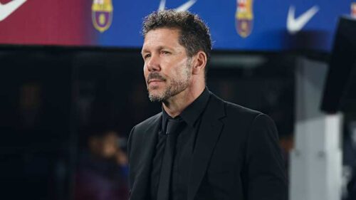 Homme en costume noir dans un stade