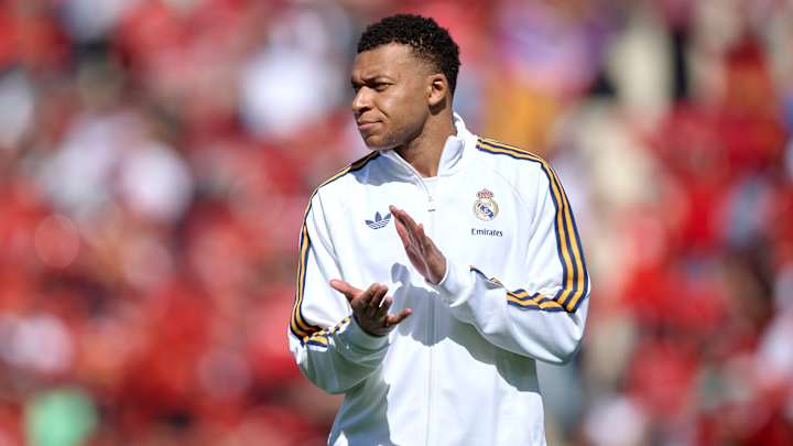 Joueur de football en veste blanche applaudit