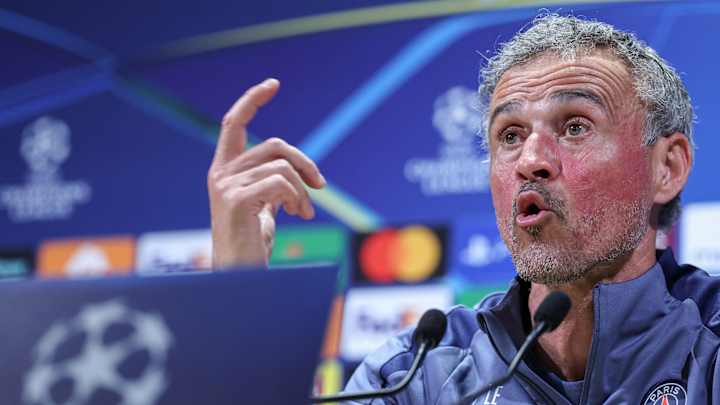 Entraîneur parlant en conférence de presse sportive