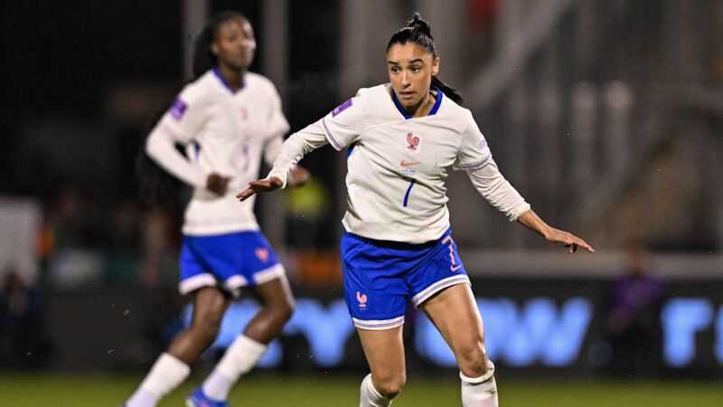 Footballeuse française en action pendant un match