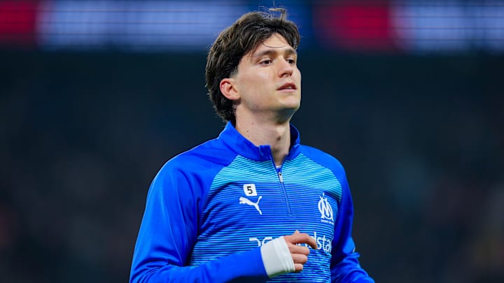 Joueur de football en maillot bleu à l'entraînement