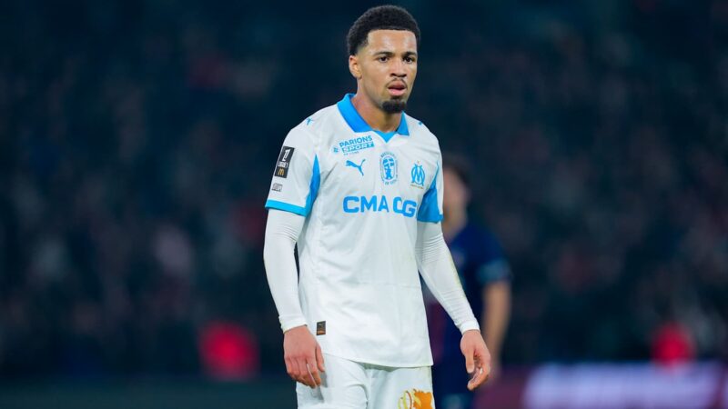 Footballeur en maillot blanc de Marseille