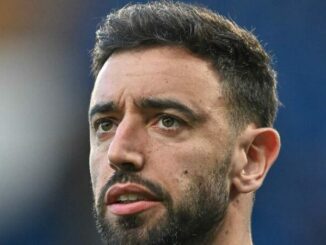 Gros plan d’un homme barbu regard sérieux