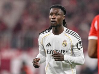 Footballeur en maillot blanc pendant un match