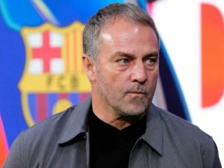 Homme devant logo du FC Barcelone