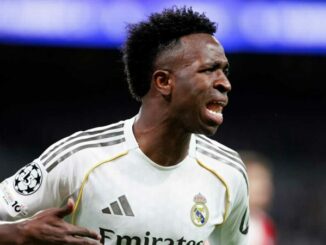 Footballeur en maillot blanc criant sur le terrain