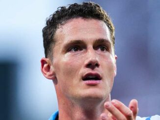 Gros plan d’un footballeur regardant vers le haut