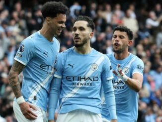 Trois joueurs de Manchester City célèbrent un but