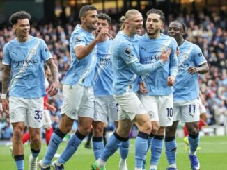 Joueurs de football célébrant un but ensemble