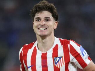 Footballeur souriant en maillot rouge et blanc rayé