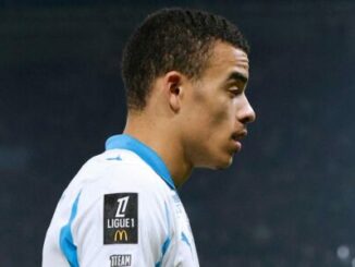 Joueur de football en maillot blanc et bleu