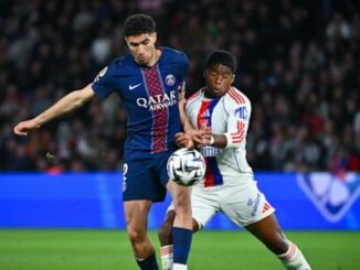 Deux footballeurs disputent le ballon en match