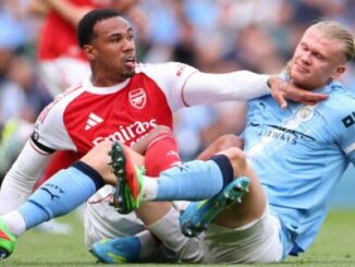 Duel intense entre deux footballeurs en tacle