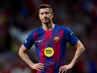 Footballeur en maillot du FC Barcelone sur le terrain