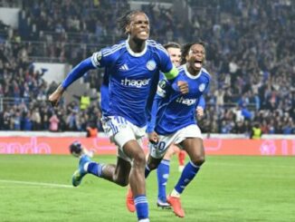 Joueurs de football célébrant un but au stade