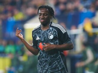 Footballeur en maillot noir sur le terrain