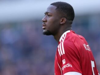 Footballeur en maillot rouge sur le terrain