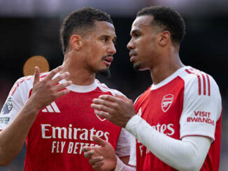 Deux joueurs d’Arsenal discutent sur le terrain