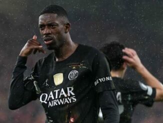Footballeur du PSG célébrant sous la pluie