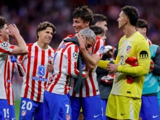 Joueurs en maillot rouge et blanc célèbrent ensemble