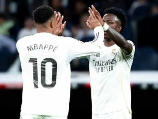 Deux footballeurs en blanc se félicitent