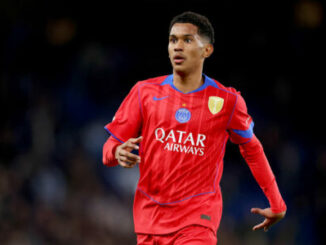 Joueur de football en maillot rouge PSG