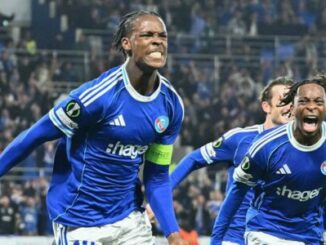 Footballeurs célébrant un but en stade