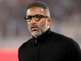 Homme barbu portant lunettes dans un stade