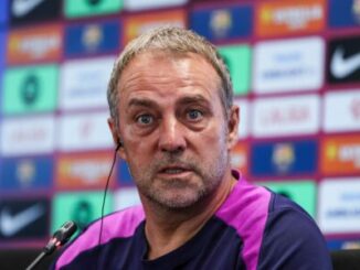 Homme en conférence de presse sportive