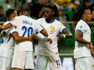 Joueurs de football français célébrant un but ensemble