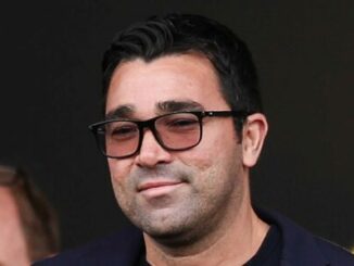 Homme brun portant des lunettes, portrait rapproché