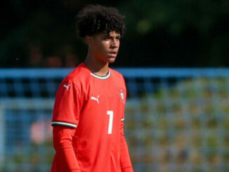 Jeune footballeur en maillot rouge numéro 7