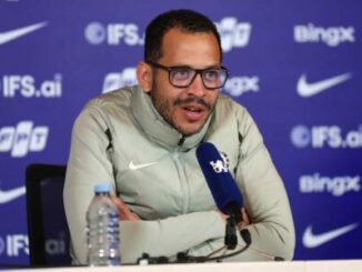 Homme parlant en conférence de presse sportive