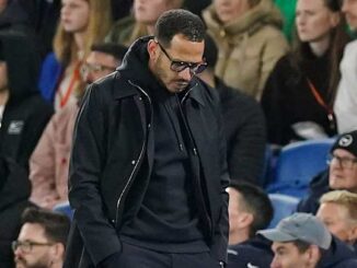 Homme debout pensif dans un stade