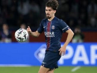 Joueur de football du PSG contrôlant le ballon