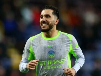 Footballeur en maillot gris et vert fluo