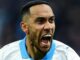 Joueur de football criant avec intensité
