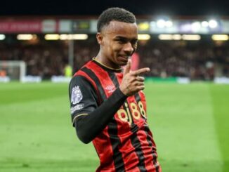 Joueur de football célébrant sur le terrain