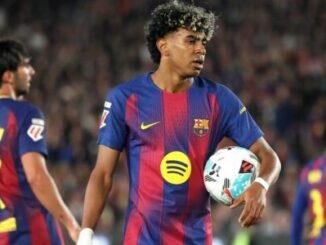 Joueur du FC Barcelone tenant un ballon