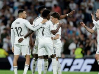 Joueurs de football en blanc célébrant un but
