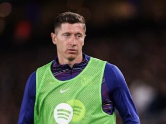 Joueur de football portant un chasuble vert