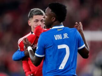 Face-à-face tendu entre deux footballeurs professionnels