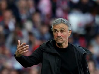 Entraîneur de football gesticulant au bord du terrain