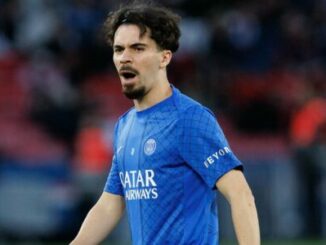 Joueur de football en maillot bleu sur terrain