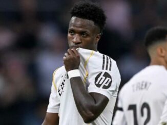 Footballeur en maillot blanc mord son maillot