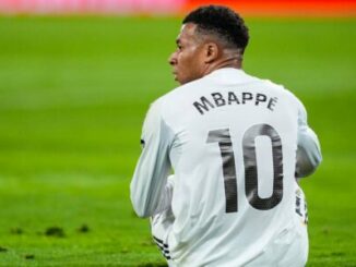 Footballeur en maillot blanc MBAPPE 10 de dos