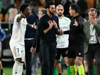 Joueur de football protestant auprès de l'arbitre
