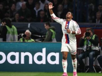 Footballeur célébrant un but en levant la main
