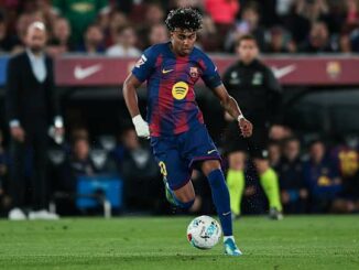 Footballeur du FC Barcelone en plein dribble